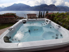 Appartamento DELUXE 2 con vasca idromassaggio vista Lago di Garda, riscaldata, privata e utilizzabile tutto l'anno Brenzone